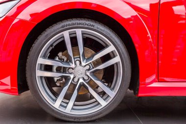 Tekerlekli kırmızı Audi