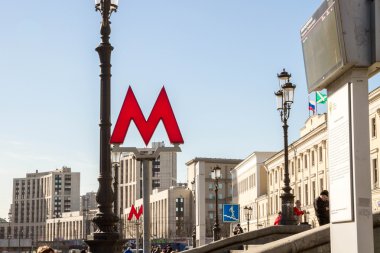 İşareti metro alanında üç istasyonları.