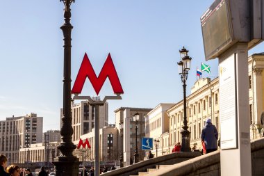Moskova, Rusya, 13 Mart 2015. İşareti metro alanında üç istasyonları.