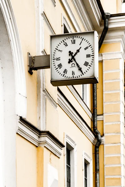 Klockan på postera byggnad i Lomonosov St Petersburg — Stockfoto