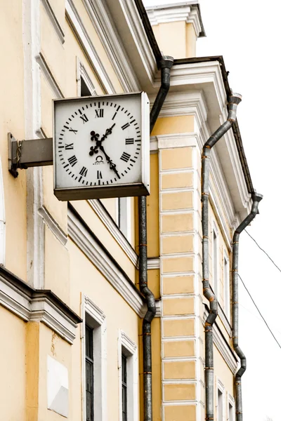 Часы на здании вокзала Ломоносова Санкт-Петербурга — стоковое фото