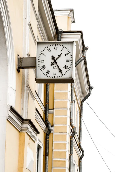 L'horloge sur le bâtiment de la gare de Lomonosov Saint-Pétersbourg — Photo