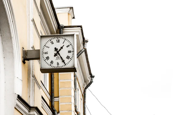 Die uhr auf dem bahnhofsgebäude lomonosov st. petersburg — Stockfoto