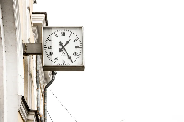Klockan på postera byggnad i Lomonosov St Petersburg — Stockfoto