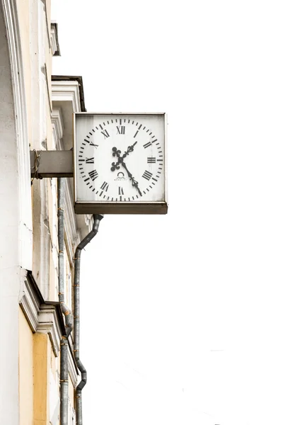 Die uhr auf dem bahnhofsgebäude lomonosov st. petersburg — Stockfoto