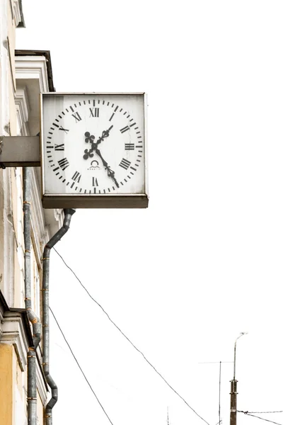 O relógio no edifício da estação de Lomonosov São Petersburgo — Fotografia de Stock