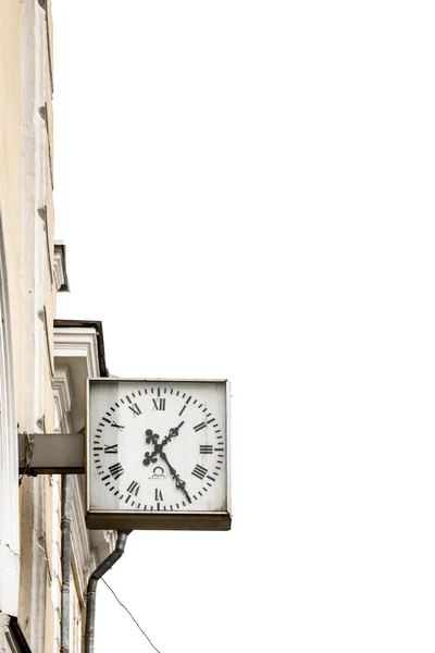O relógio no edifício da estação de Lomonosov São Petersburgo — Fotografia de Stock