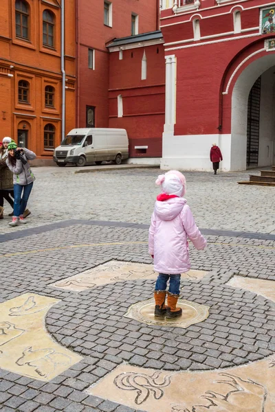 Загадывать желания на нулевом километре на красной площади . — стоковое фото