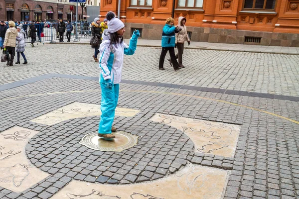 Making wishes at the zero kilometer on the red square. — Stock Photo, Image