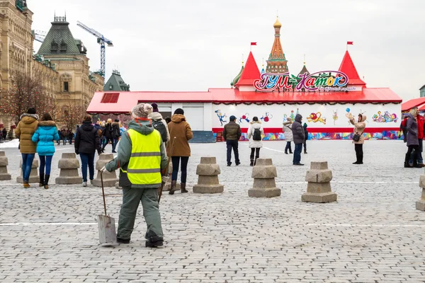 The employee at the red square. — Stock Photo, Image