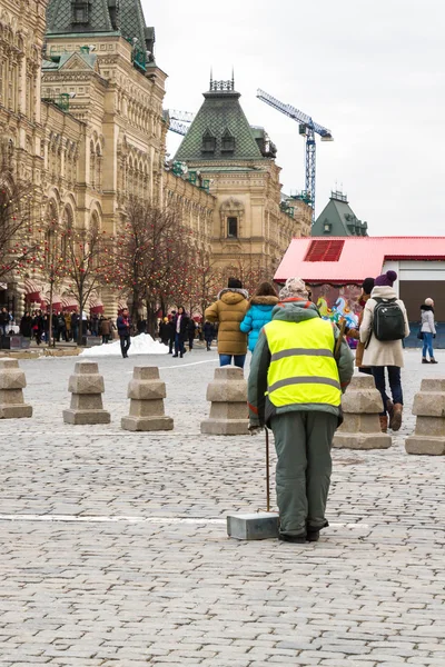 The employee at the red square. — Stock Photo, Image