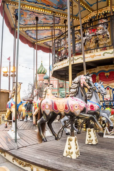 Le carrousel à la foire sur la place rouge . — Photo