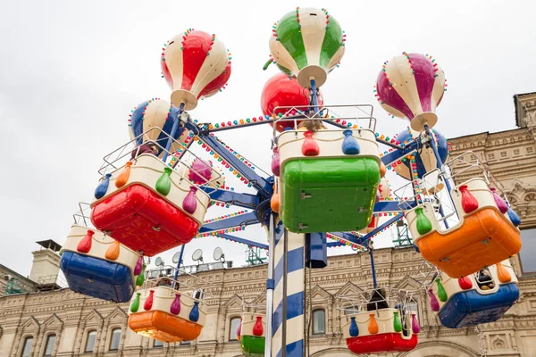 Les balades à la foire sur la place rouge . — Photo