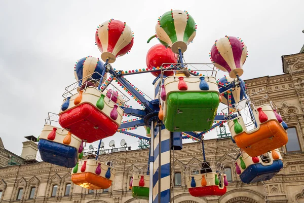 Los paseos en la feria en la plaza roja . — Foto de Stock