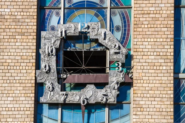 Die Uhr am Bahnhofsgebäude auf dem Platz der drei Eisenbahnen — Stockfoto