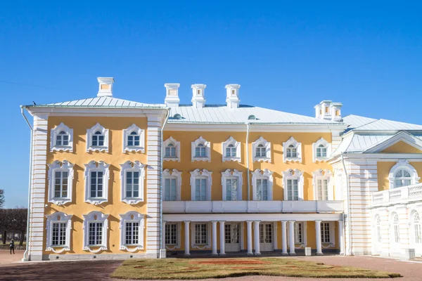 Готель Grand Palace фонтани в парку міста Петергофі. — стокове фото