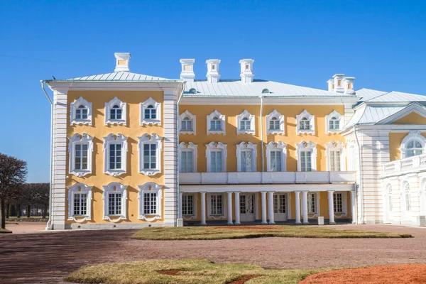 As fontes do Grande Palácio no Parque da cidade de Peterhof . — Fotografia de Stock