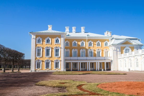 Grand Palace fontány v parku města Peterhof. — Stock fotografie