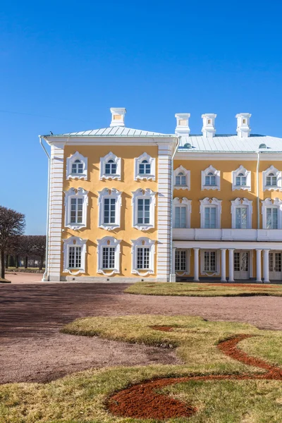 Grand Palace fontány v parku města Peterhof. — Stock fotografie