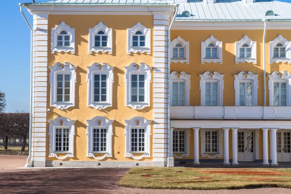 De Grand Palace fonteinen in het Park van de stad van Peterhof. — Stockfoto