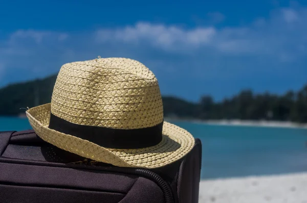 Koffer mit Hut am Strand — Stockfoto