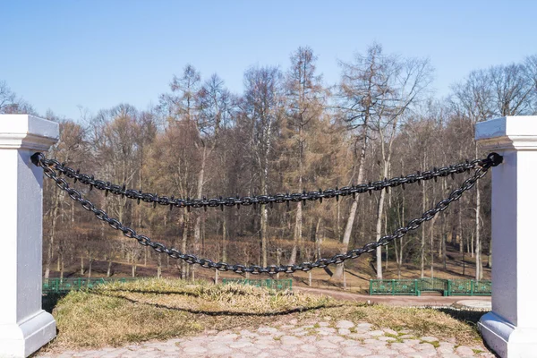 Dekorativer Zaun hängende Kette Hindernis — Stockfoto