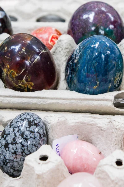 Huevos de mármol multicolores de piedra en celdas — Foto de Stock