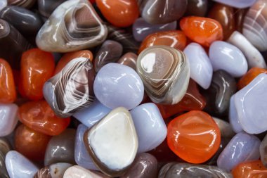 Doğal renkli taşlar farklı cins