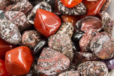 Doğal renkli taşlar farklı cins