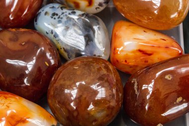 Doğal renkli taşlar farklı cins