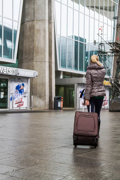 Ein junges Mädchen am Flughafen fliegt — Stockfoto