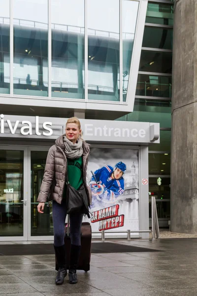 Une jeune fille à l'aéroport vole — Photo