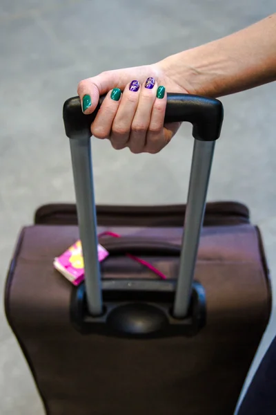 La mano sujeta el asa de la maleta —  Fotos de Stock
