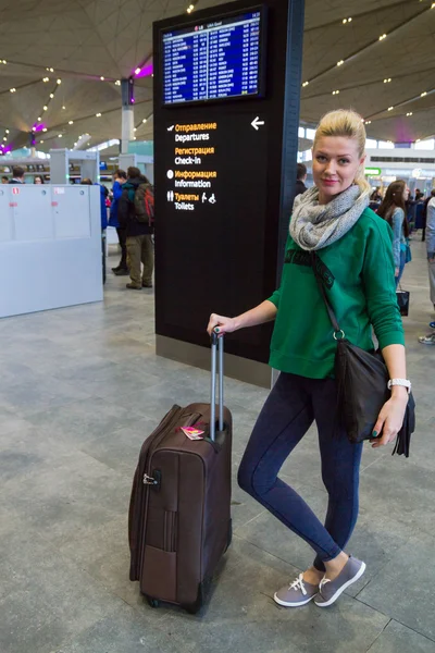 Ein junges Mädchen am Flughafen fliegt — Stockfoto