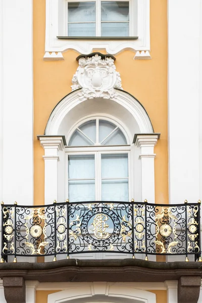 Die großen palastbrunnen im park der stadt peterhof. — Stockfoto