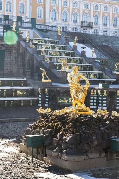 Fuente de Sansón en la ciudad Parque de Peterhof . — Foto de Stock