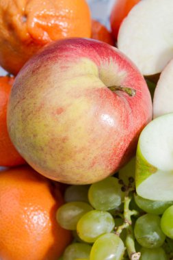 Bir plaka üzerinde taze dilimlenmiş meyve