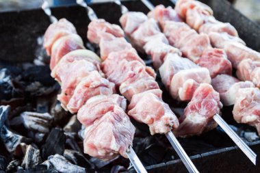 Şiş Kebap Şiş Şiş Pişiriyorum