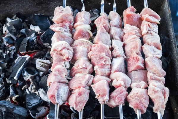 Cocinar shish kebab en pinchos —  Fotos de Stock