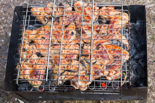 Hühnerflügel auf dem Grill im Wald kochen — Stockfoto