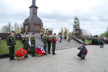 Anıtın açılışı seviyesindeki