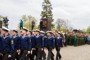 Saint Petersburg şehir, Lomonosov, Rusya, 8 Mayıs 2015. Açılması Stella ve çelenk anma günü döşeme.