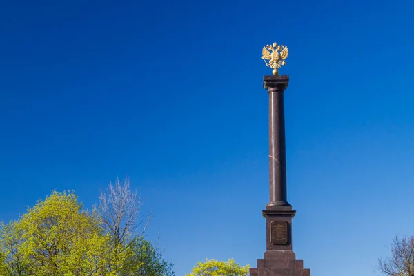 Das Denkmal stella im Park an einem sonnigen, klaren Tag — Stockfoto