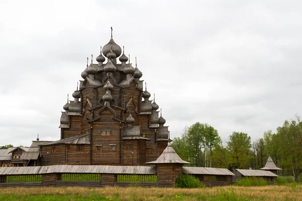 Leningrad bölgesi, vsevolozhsky bölgesi, Rusya, 17 Mayıs 2015. Nevsky parclass. şefaat Kilisesi.