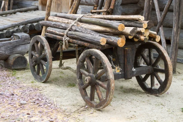 Starý Dřevěný Vozík Připojené Protokoly Něm — Stock fotografie