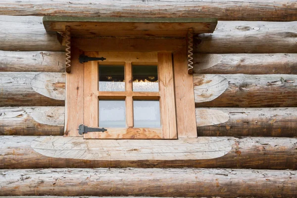 Trä fönster med fönsterluckor i gamla deriana hus — Stockfoto