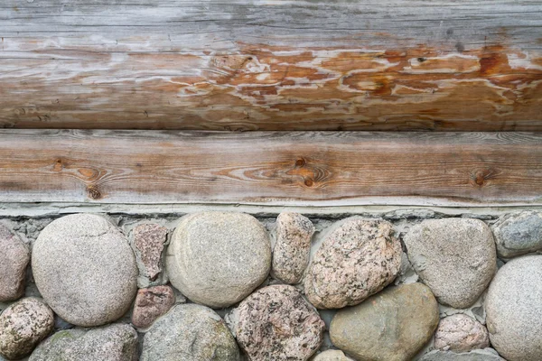 Madeira log cabine com parede de pedra — Fotografia de Stock