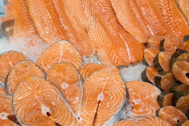 Kırmızı balık stok rafa koymak