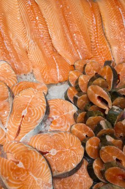 Kırmızı balık stok rafa koymak