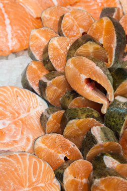 Kırmızı balık stok rafa koymak